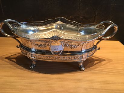 null Oval planter in silver plated metal, lining in damaged glass

Louis XVI style

L...