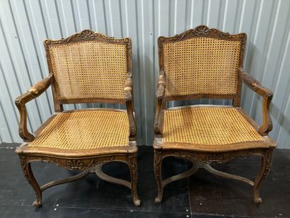null Paire de fauteuils cannés. Entretoise en X

Style Louis XV

H : 93 - L : 65...