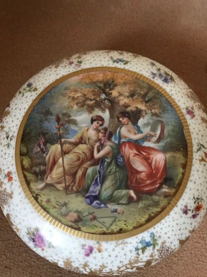 null Ref 49 / Small round covered porcelain box, decorated with allegorical scene...