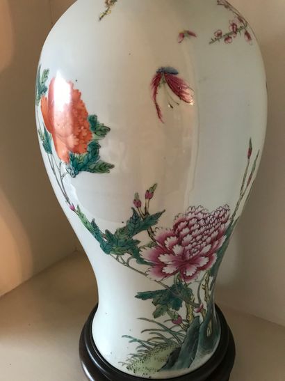 null Ref 62 / China, 20th century work, baluster vase in porcelain decorated with...