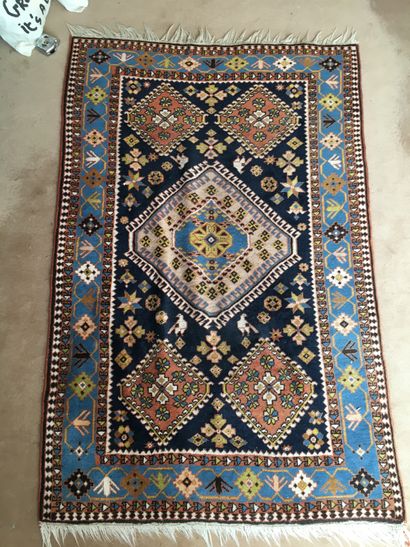 null Tapis perse fond bleu décor géométrique 

165x110 cm

On y joint un tapis fond...