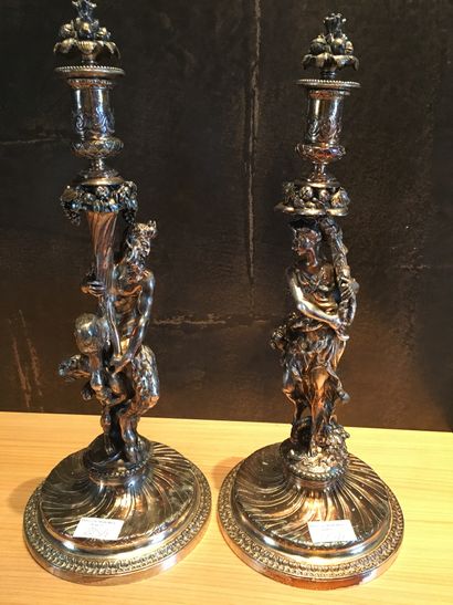 null Paire de chandeliers en bronze argenté à décor d'un Silène et de l'Abondance...