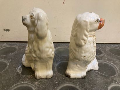 null Ensemble de 2 chiens en Porcelaine Anglaise STAFFORDSHIRE 

Ht : 24.5 cm

(accidents...