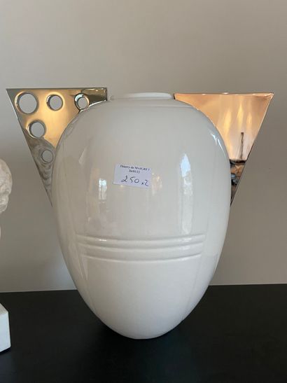 null Lot comprenant un grand vase blanc et chromé, moderne; Y. Blayo Paris. 32 x...