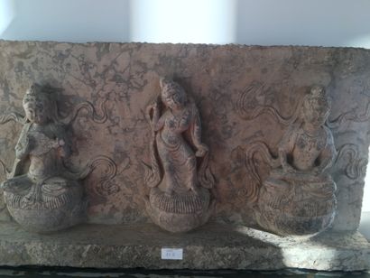 null Bas-relief en pierre, trois divinités musiciennes 

Style des Tang

Ht : 42...