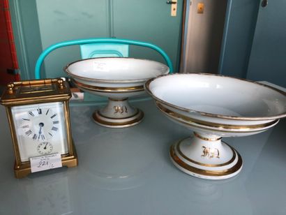 null Travelling clock in gilded metal 

Modern work

Ht 12 cm 

A pair of cups on...