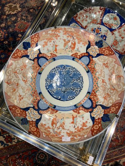 JAPAN. Large round dish, decorated on the...
