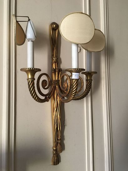 null Trois appliques en bronze doré à trois lumières, style Louis XVI

Hauteur :...