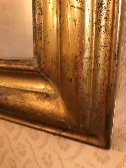 null Ref 9/ Miroir stucqué et doré

102 x 72 cm

(usures et petits manques à la dorure

Lot...