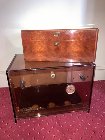 null Two cigar cabinets

One in burr H : 18 - W : 41 - D : 27,5 cm

One in plexi...