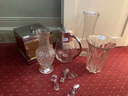 null Lot de verrerie : 3 vases, un broc, un bac à glaçons et quatre bouchons de carafe

Lot...