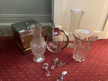 null Glassware: 3 vases, a jug, an ice cube tray and four carafe stoppers

Lot sold...