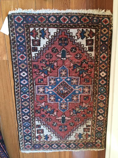 null Ensemble de deux tapis : 

Petit tapis décor de losange, fond rouge

116x77...