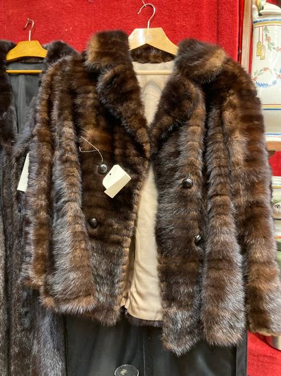 null Lot of fur coats pelisse

Lot sold as is