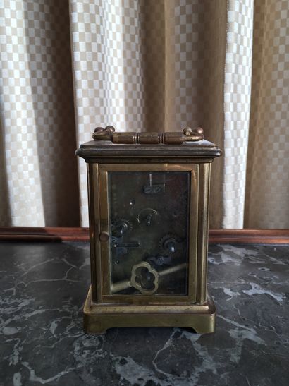 null 
Lot : Pendulette de voyage, en métal doré,vers 1900 (Ht 12 cm. Usures à la...