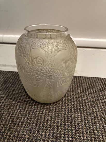 null Ref 135 / Lot de verrerie :

3 vases dont Lalique France et un vide poche

H...
