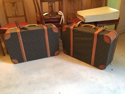 Deux valises monogrammées (accidents et poignées...