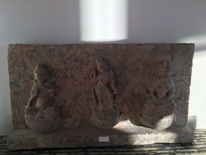 null Bas-relief en pierre, trois divinités musiciennes 

Style des Tang

Ht : 42...