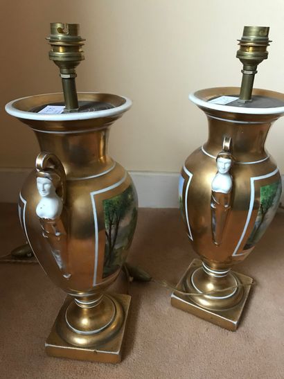 null Ref 48 / Paire de vases en porcelaine de Paris, montés en lampe, décor de maison...