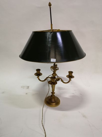 null Paire de lampes bouillotte de style Louis XVI, en bronze doré et ciselé; le...