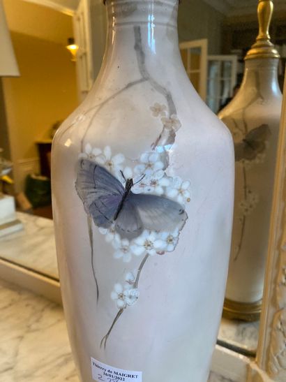 null 
Copenhagen. Vase with decoration of butterflies H: 53cm

A modern ball lamp...