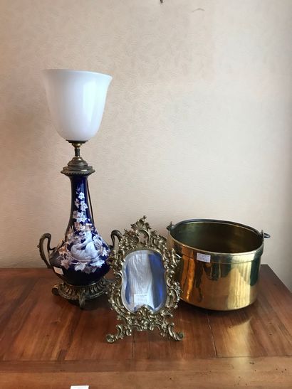 Ref 13 / Lot including a blue earthenware...