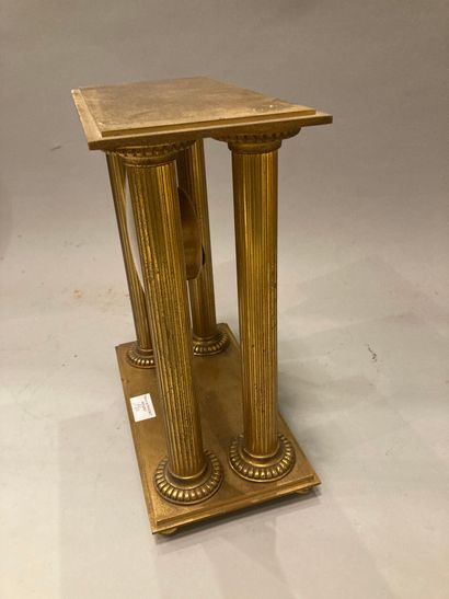null Pendule portique en bronze doré à décor de 4 colonnes cannelées 



H: 32 cm...