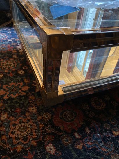 null Table basse en métal et verre formant vitrine

Vers 1900