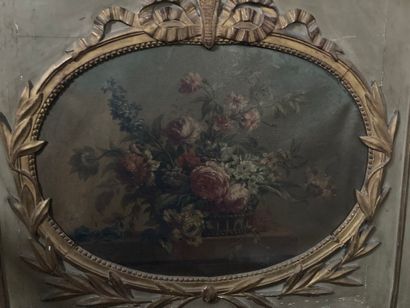 null Trumeau en bois laqué, décor d'un panier fleuri dans un médaillon

Style Louis...