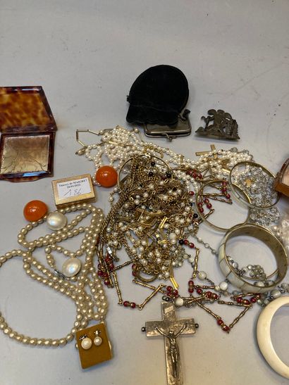 null ref 143 et 145. Lot de faux bijoux dont chapelet, colliers, bracelets et briquet...