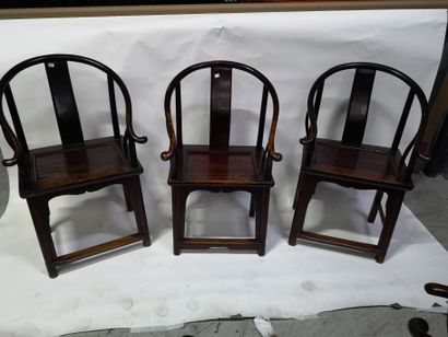 null 4 et 2 fauteuils en bois laqué, les accortoirs dits "en fer à cheval", CHINE,...