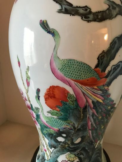 null Ref 62 / Chine travail XXème, vase balustre en porelaine à décor d'oiseaux branchés

Ht...
