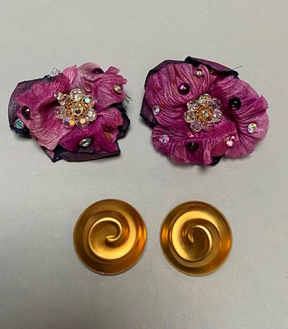 null LOT OF COSTUME JEWELRY: NINA RICCI. Lot of two pairs of ear clips: One round,...