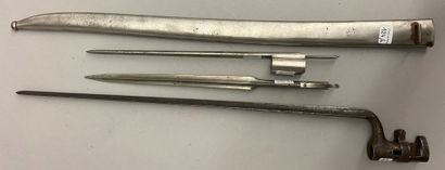 null Une baïonnette à douille prussienne modèle 1862 pour fusil Dreyse, deux baïonnettes...