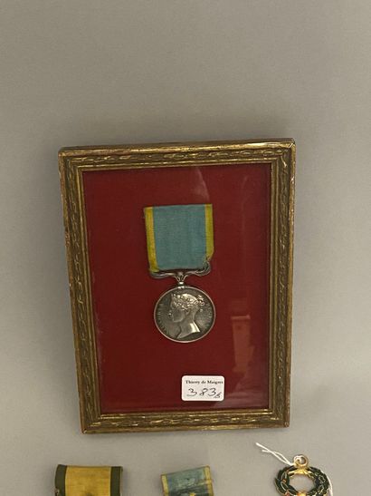 null Une Médaille de Crimée encadrée ; une miniature de la Médaille de Crimée ; une...