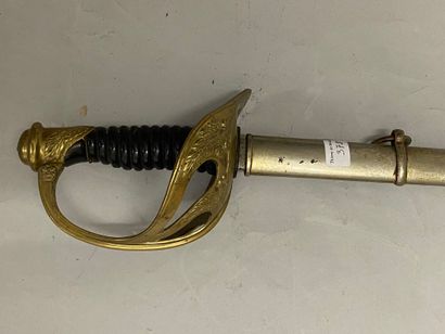 null Sabre d'officier de cavalerie modèle 1923, garde à coquille en laiton, ciselée...