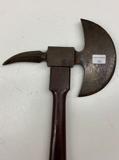 null Curious axe, important iron finished by a quadrangular hook, mahogany handle...