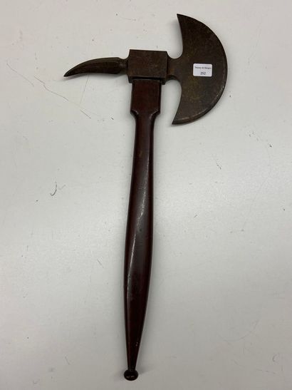 null Curious axe, important iron finished by a quadrangular hook, mahogany handle...