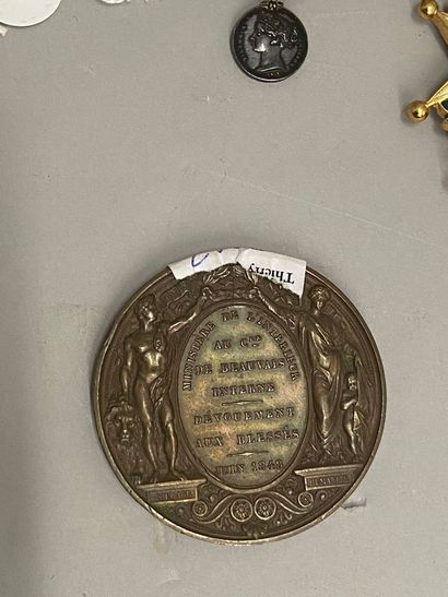 null Une Médaille de Crimée encadrée ; une miniature de la Médaille de Crimée ; une...