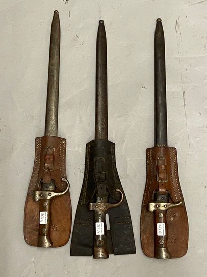 null Trois baïonnettes de mousqueton 1892, modèle 1892 : deux à plaquettes de bois...