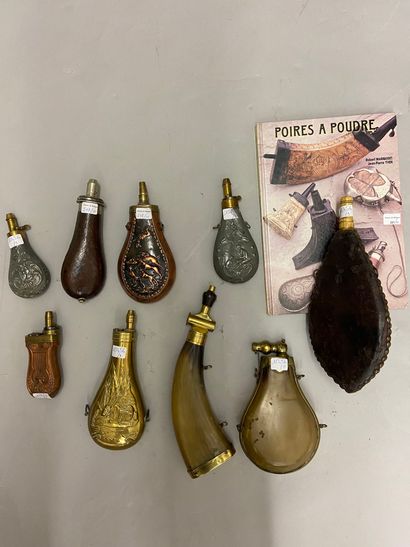 null Lot of nine powder flasks, two in horn, one with a toggle, two in copper decorated,...