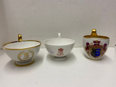 null Une tasse à thé en porcelaine blanche de Sèvres, service des officiers, monogrammée...