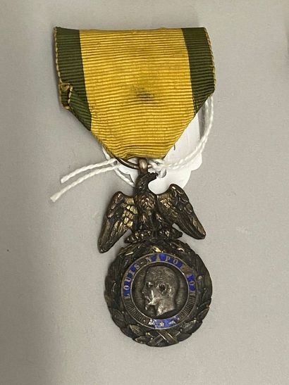 null Une Médaille de Crimée encadrée ; une miniature de la Médaille de Crimée ; une...