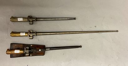 null Trois baïonnettes : une Lebel modèle 1886/15, poignée en laiton ; deux Lebel...