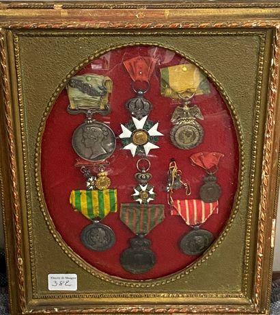 null Ensemble de décorations présentées dans un cadre : Légion d'honneur et médailles...