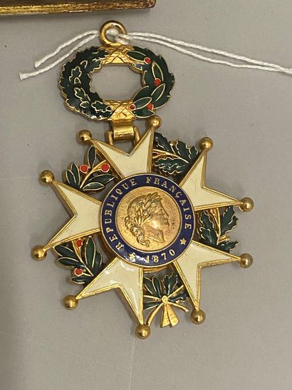 null Une Médaille de Crimée encadrée ; une miniature de la Médaille de Crimée ; une...