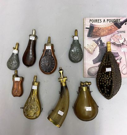 Lot of nine powder flasks, two in horn, one...