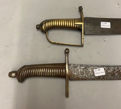 null Deux sabres Briquet modèle 1767, l'un à branche coupée, l'autre avec une forte...