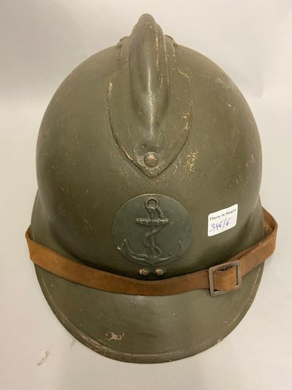 null Quatre casques métalliques : un allemand 1917 (sans intérieur) ; un d'infanterie...