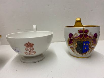 null Une tasse à thé en porcelaine blanche de Sèvres, service des officiers, monogrammée...